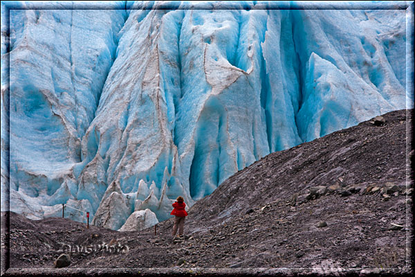 Exit Glacier, einsamer Besucher vor der Eiswand des Eisfeldes