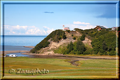 Ninilchik, Blick auf den Leuchtturm der am Hügel über dem Meeresstrand liegt