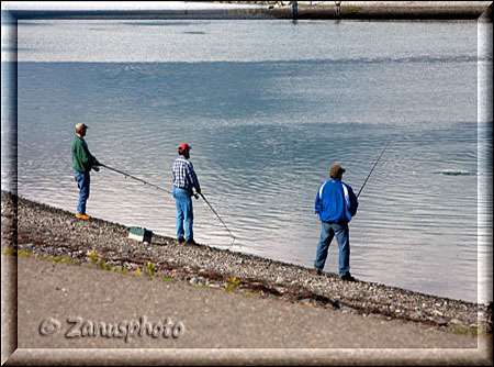 Homer Spit, Lachsangler stehen am Ufer der Fishing Hole bereit