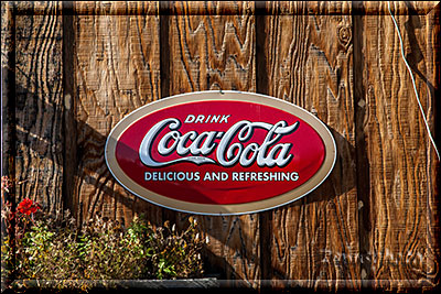 Alaska, Schild für Coca Cola Werbung in Chicken