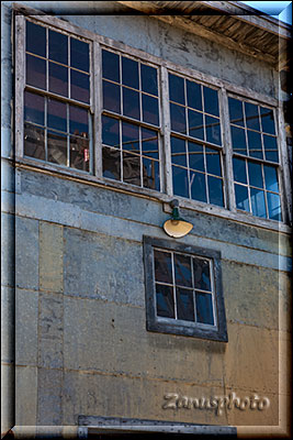 Alaska, Ansicht auf die Fenster des Maschinenhauses eines Goldbaggers