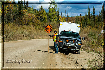 Alaska, ein Bauhelfer mit Stopschild, als Ampel, zeigt uns unsere Weiterfahrt an