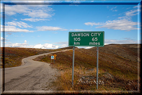 Kanada, Schild zeigt die Entfernung noch 65 Meilen bis Dawson City