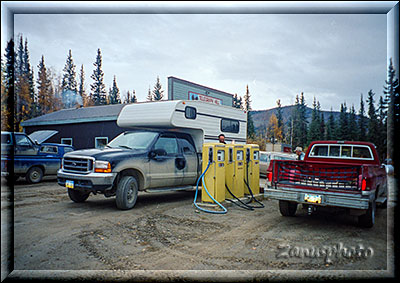 Alaska, an einer Tankstelle in Eagle bekommen wir am nächsten Morgen echtes Benzin für den Camper