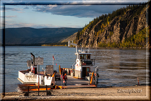 Kanada, mit der Ferry über den Yukon River gefahen erreichen wir kurz darauf Dawson City