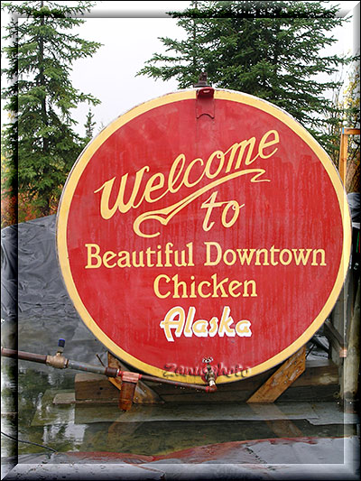 Alaska, Empfangsschild der Town von Chicken mit Shop und Gas Station