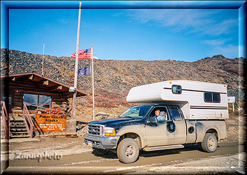 Unser Camper steht gerade an der Grenzstation von Alaska nach Kanada der Name ist Poker Creek