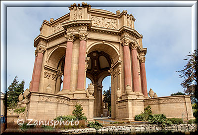 San Francisco 3, Palace of Fine Art, grosse Bögen zeigen sich an diesem Tempelbereich