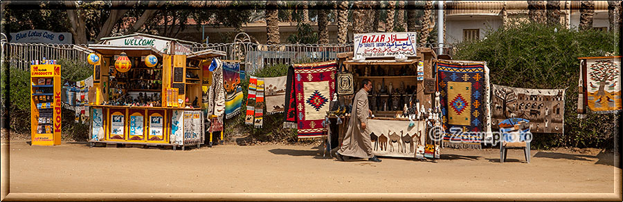 Stände diverser Händler in Sakkara