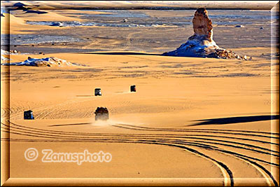 Geländewagen im Sandmeer der Sahara