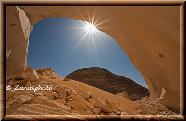 Errosionshöhle im Kreidefels der Wüste
