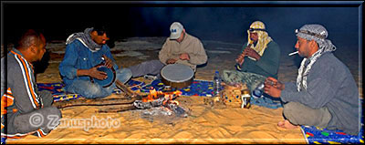 Beduienenband spielt in nächtlicher Wüste