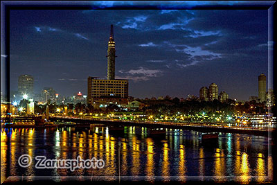 Nacht liegt über dem Nil in Cairo