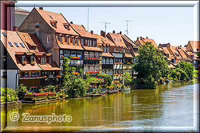 Ufer mit Häusern aus Klein Venedig