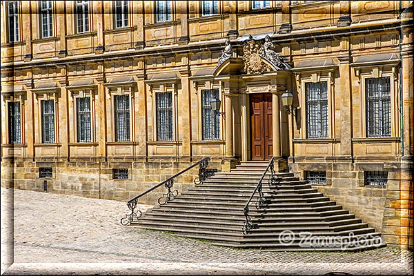 Treppe und Tür an der Neuen Residenz