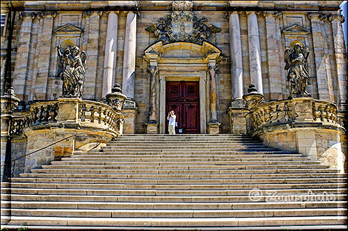 Treppe zum Kircheingang