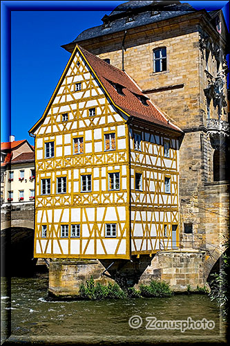 Altes Rathaus steht in der Regnitz