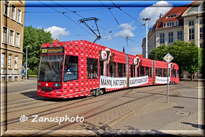 Rote Trambahn mit Reklameaufschrift