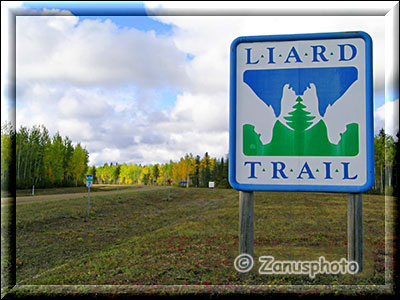 Hinweistafel für den Liard Highway