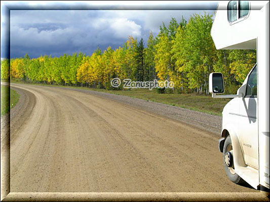 Camper auf dem Liard Highway