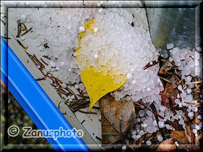 Graupelkörner nach dem Blizzard am Wegesrand