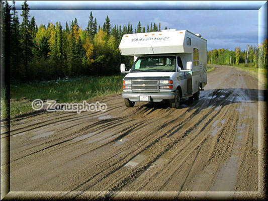 RV unterwegs auf einem aufgeweichten Liard Highway