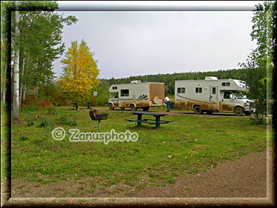 Zwei RV stehen auf dem Campground von Fort Liard