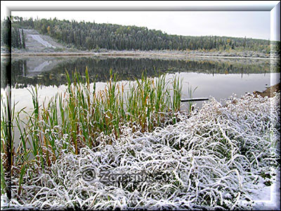 Der Hay Lake mit Schnee am frühen Morgen