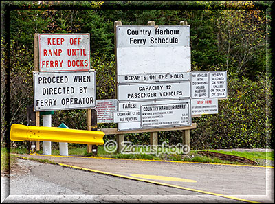 Mehrere Hinweistafeln an einer Ferry