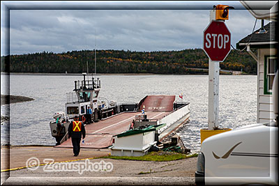 Wartende Ferry am Ufer