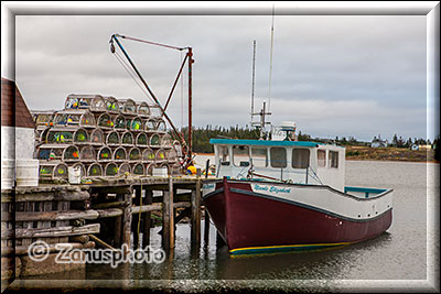 Fischerboot am Holzsteg