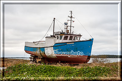 Trocken stehendes Fisherboot auf einer Wiese