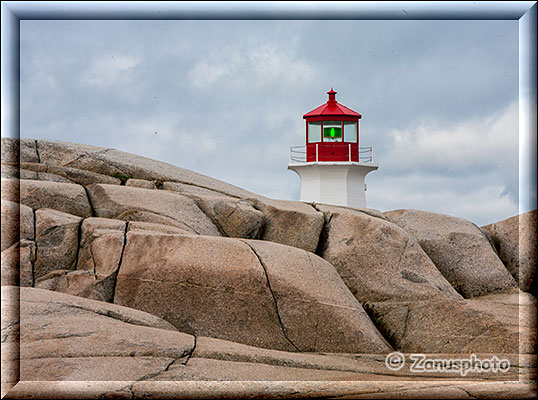 Lighthouse durch Felsen teilweise verdeckt