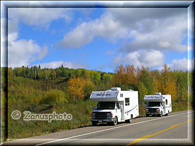 Zwei Camper auf dem Alaska Highway