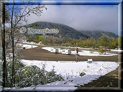 Steamboat Restarea mit Schnee im September