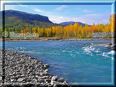 Racing River mit Indian Summer am Ufer