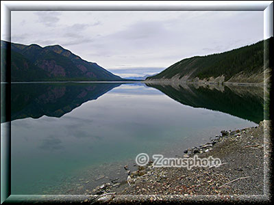 Einsam liegt der Muncho Lake vor uns