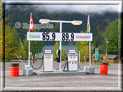 Gas Station am Muncho Lake