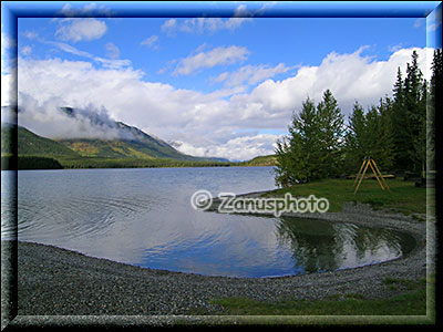 Blick über den Muncho Lake