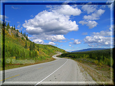 Einsam liegt der Highway im Sonnenschein