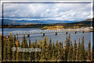 Über eine lange Brücke führt der Alaska Highway über den Teslin Lake zur Teslin Village