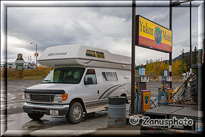 VAN-Camper an der Gas Station