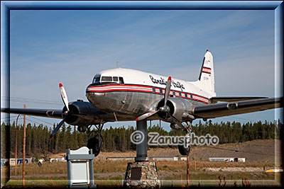 Ausgestelles Flugzeug nahe dem Whitehorse Airport