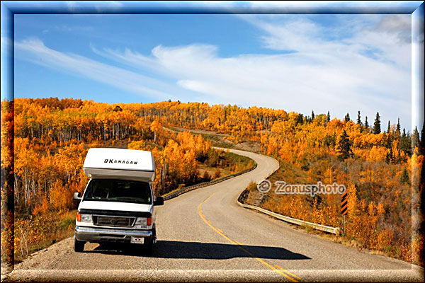 Camper am Highway umgeben vom gelb des Indian Summer