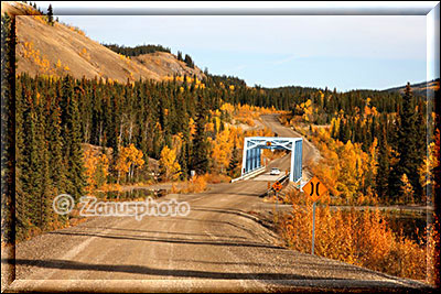 Highway führt über Brücke des Lapie Canyon