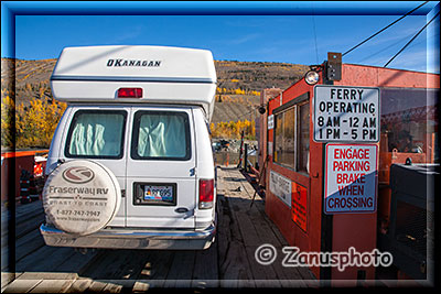 Camper auf der Fähre über den Pelly River