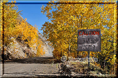 Schmale Canol Road durch bunten Indian Summer Wald