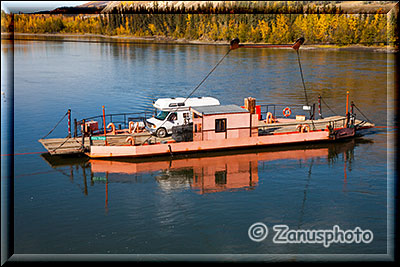 Camper überquert auf der Fähre den Pelly River