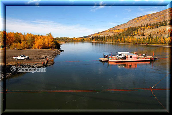 Pelly River mit Fähre und Camper darauf