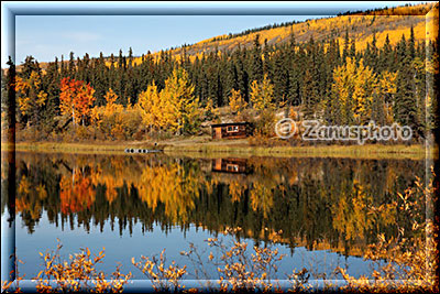 Bunte Wälder spiegeln sich im Lake